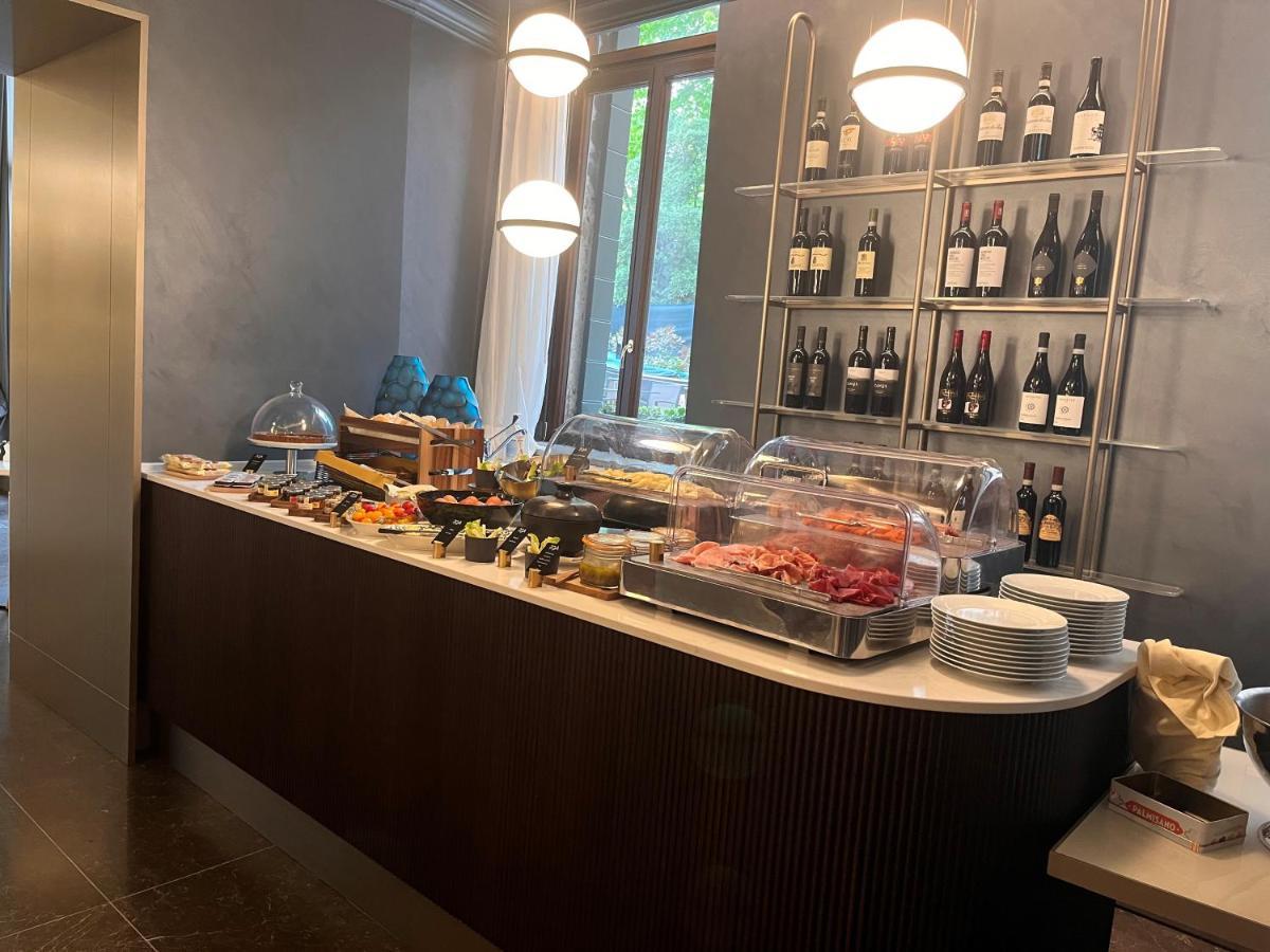 Radisson Collection Hotel, Palazzo Nani Venice Luaran gambar The buffet at the lounge
