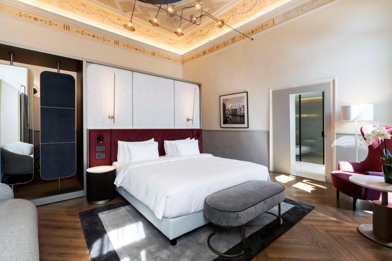 Radisson Collection Hotel, Palazzo Nani Venice Luaran gambar A bedroom at the hotel