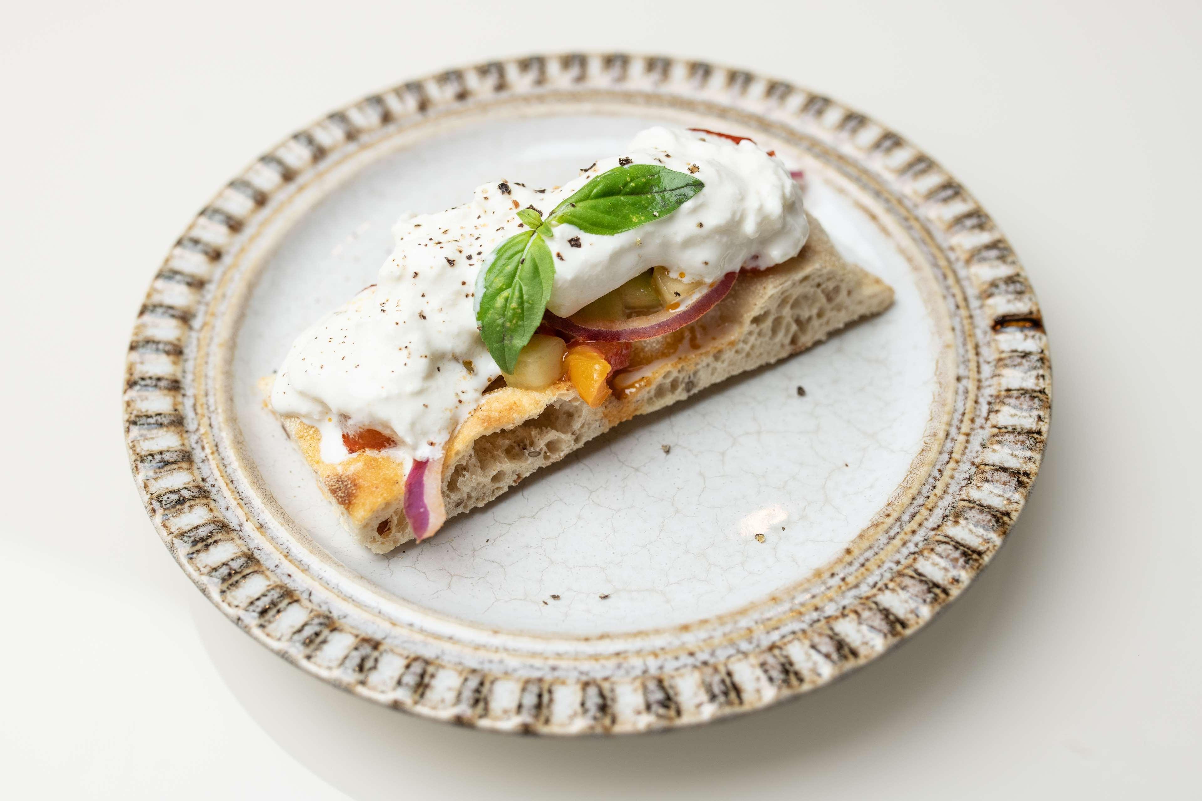 Radisson Collection Hotel, Palazzo Nani Venice Luaran gambar A piece of naan bread with a topping of yoghurt, red onion, and mango