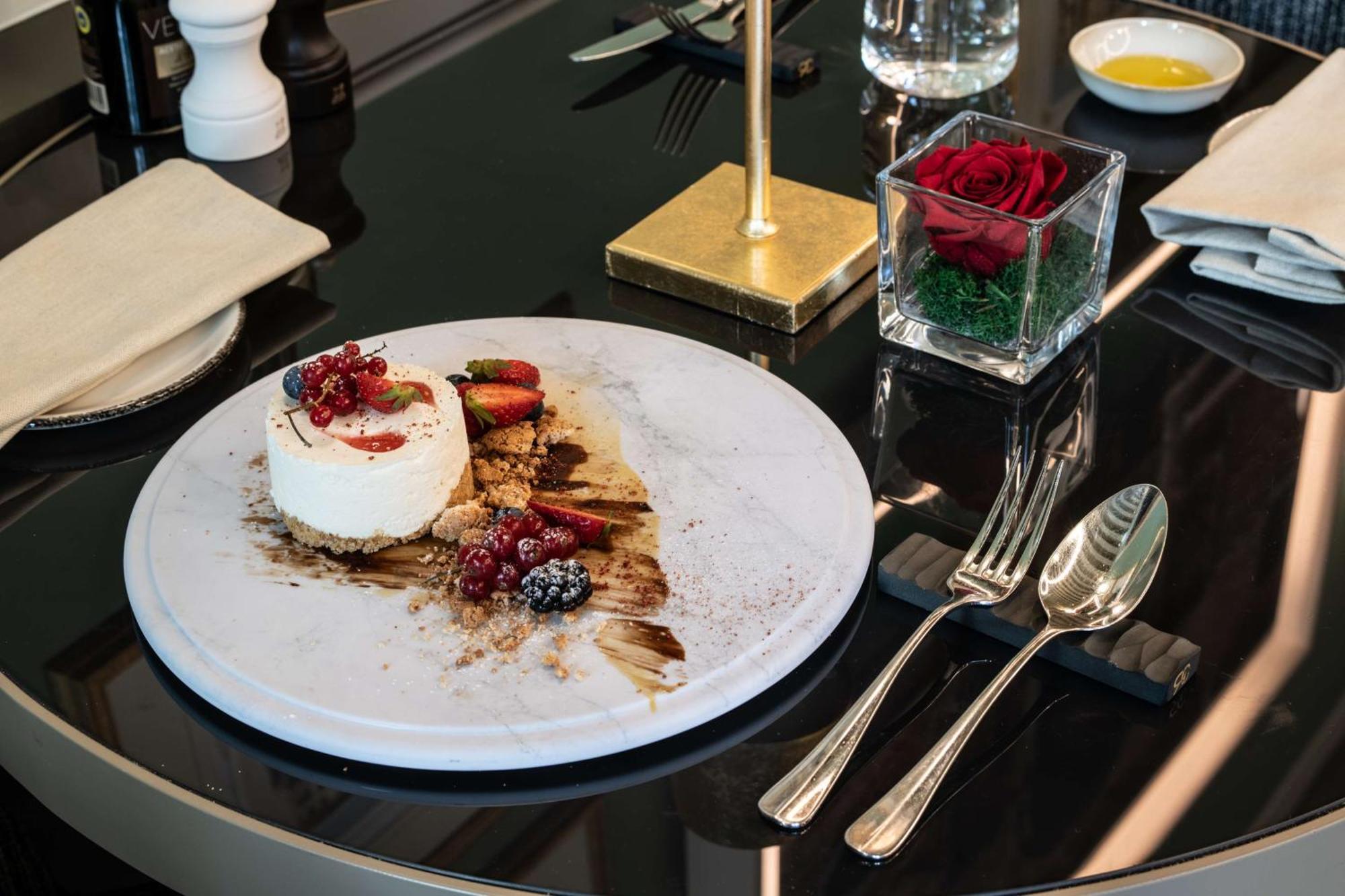 Radisson Collection Hotel, Palazzo Nani Venice Luaran gambar A dessert at the restaurant