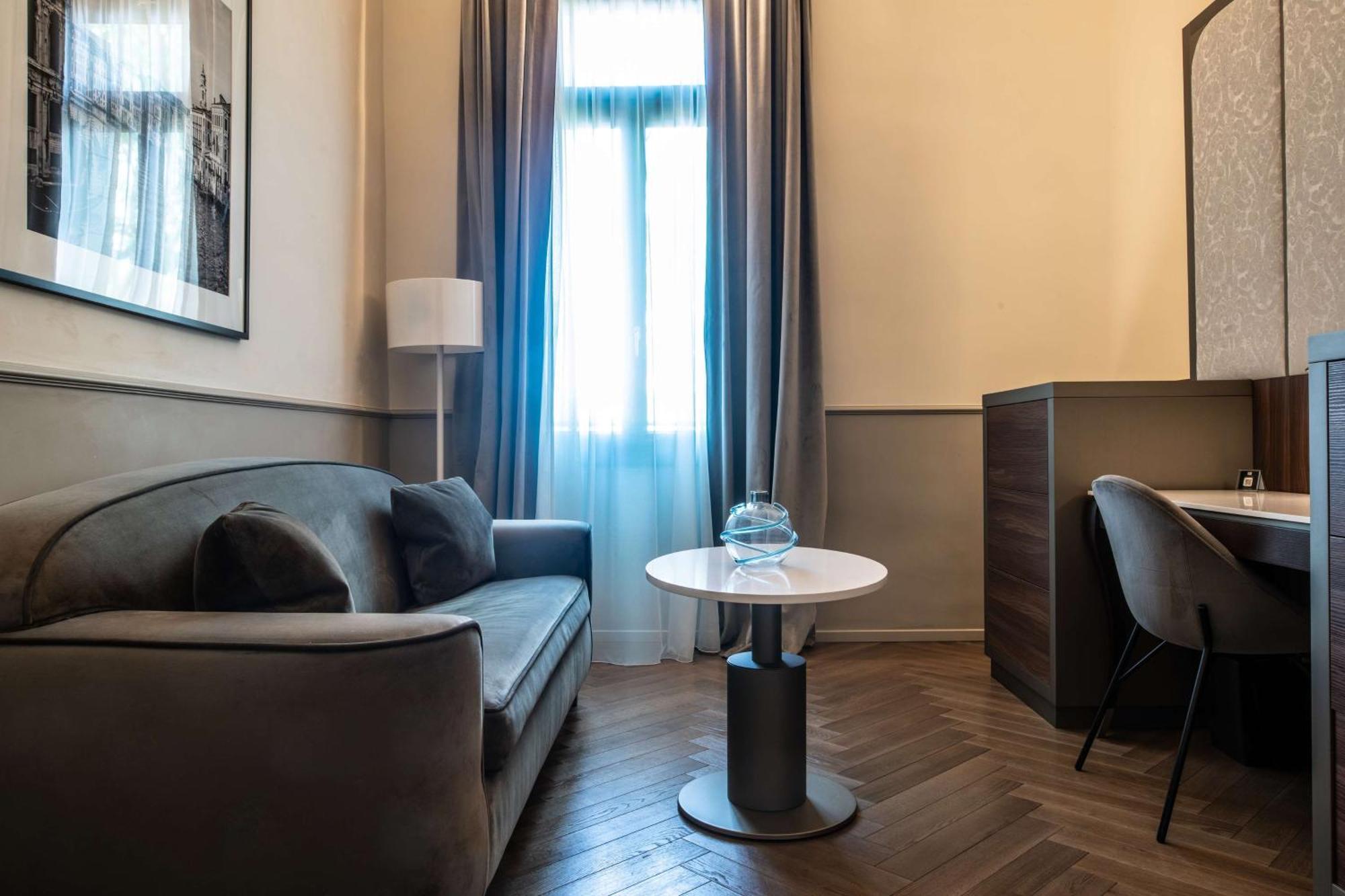 Radisson Collection Hotel, Palazzo Nani Venice Luaran gambar A room at the hotel