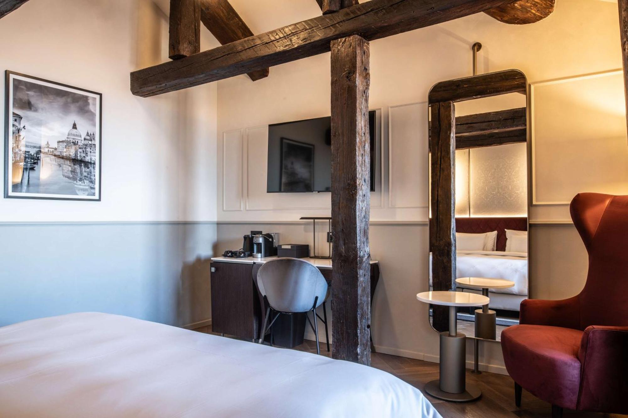 Radisson Collection Hotel, Palazzo Nani Venice Luaran gambar A room at the hotel