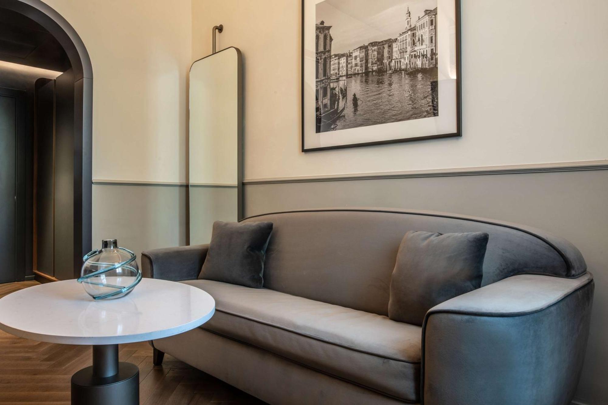 Radisson Collection Hotel, Palazzo Nani Venice Luaran gambar A sofa