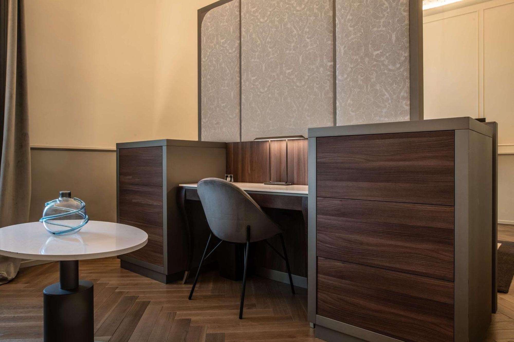 Radisson Collection Hotel, Palazzo Nani Venice Luaran gambar A work space at the library