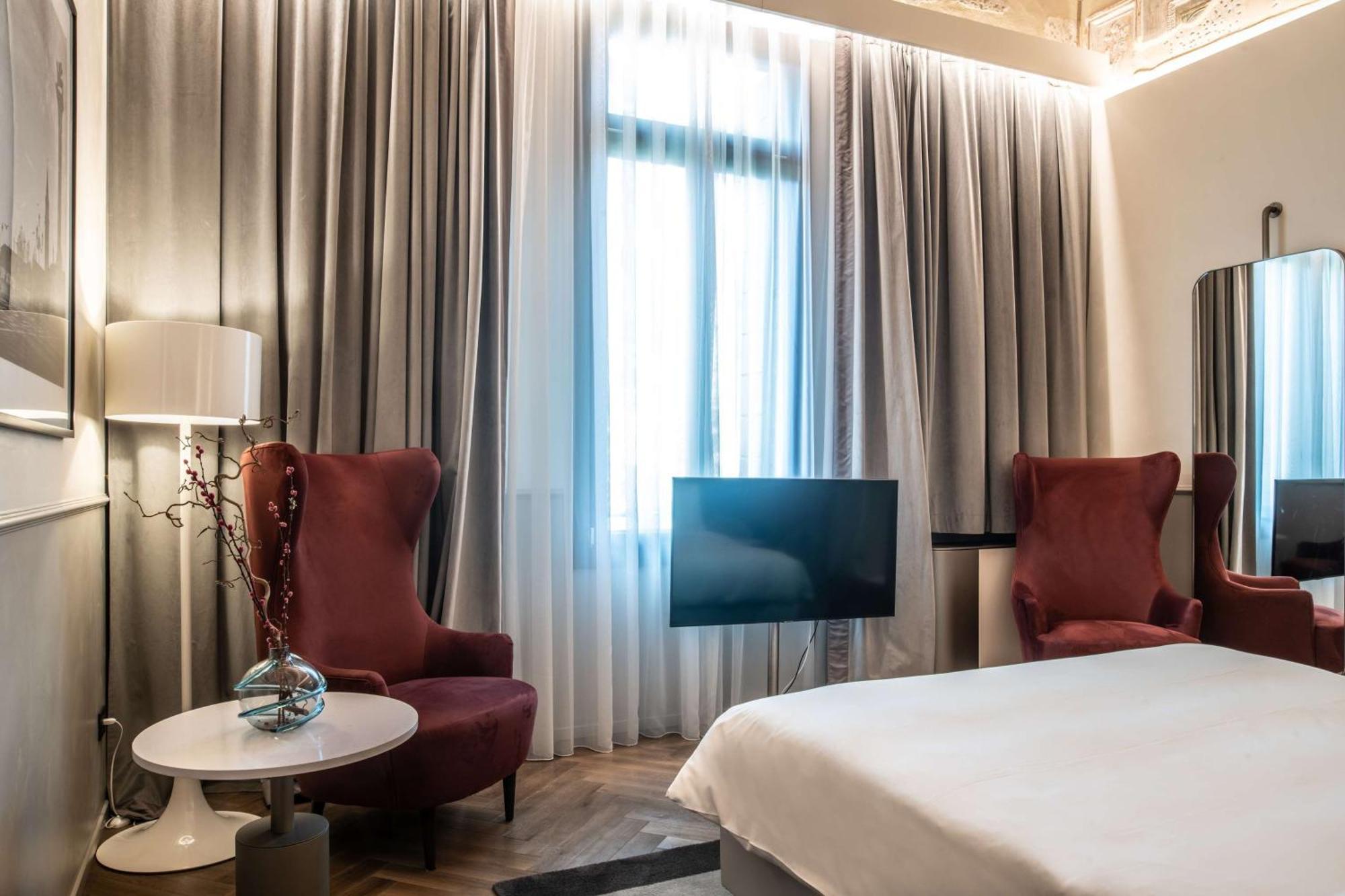 Radisson Collection Hotel, Palazzo Nani Venice Luaran gambar A room at the hotel