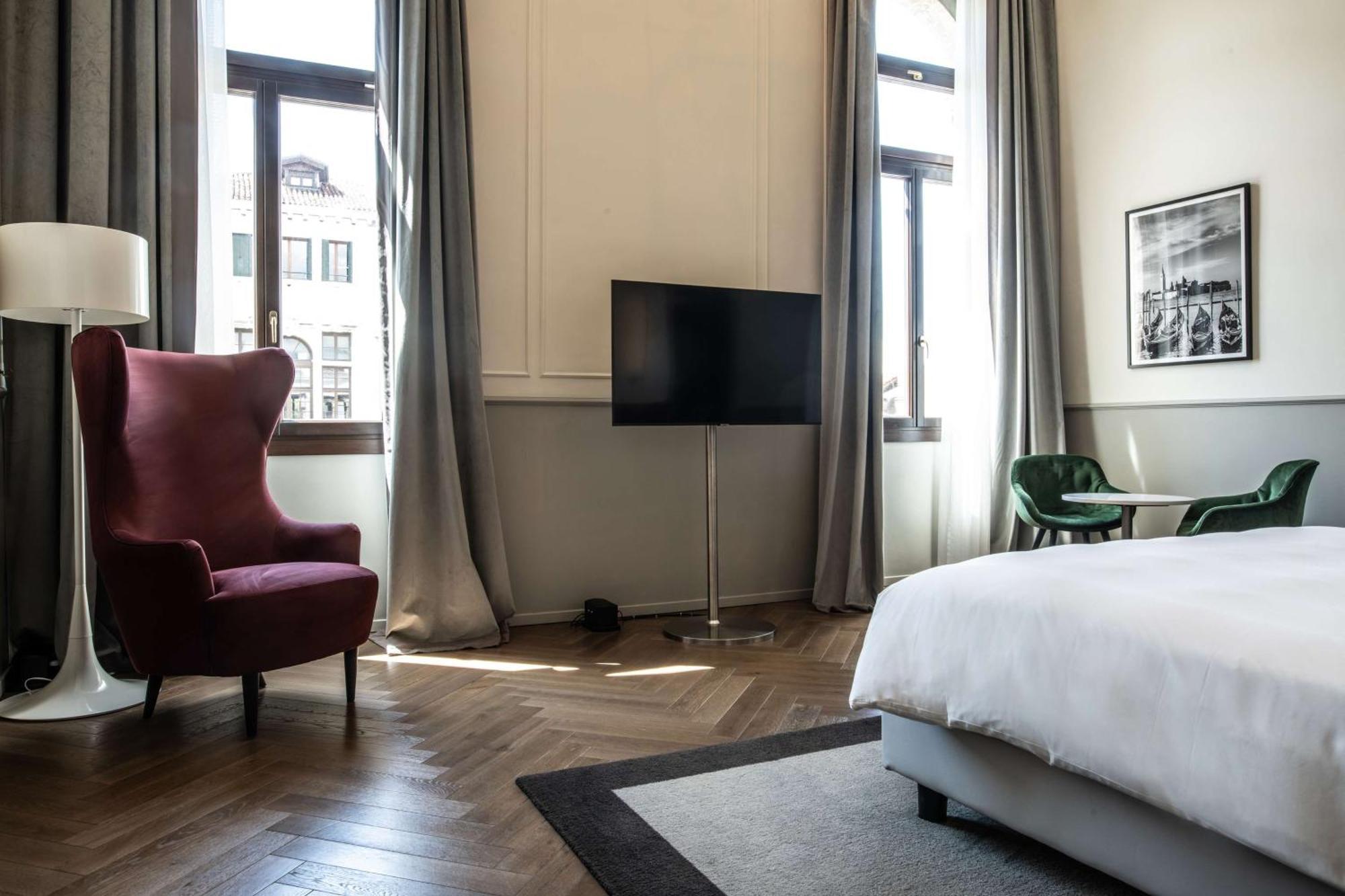 Radisson Collection Hotel, Palazzo Nani Venice Luaran gambar A room at the hotel