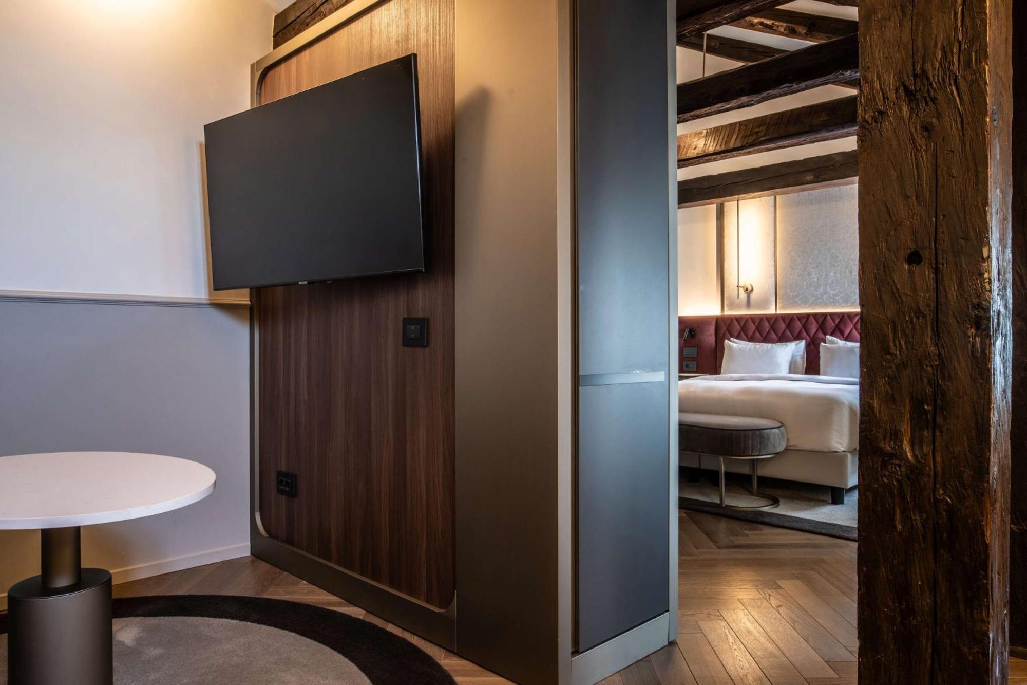 Radisson Collection Hotel, Palazzo Nani Venice Luaran gambar A room at the hotel
