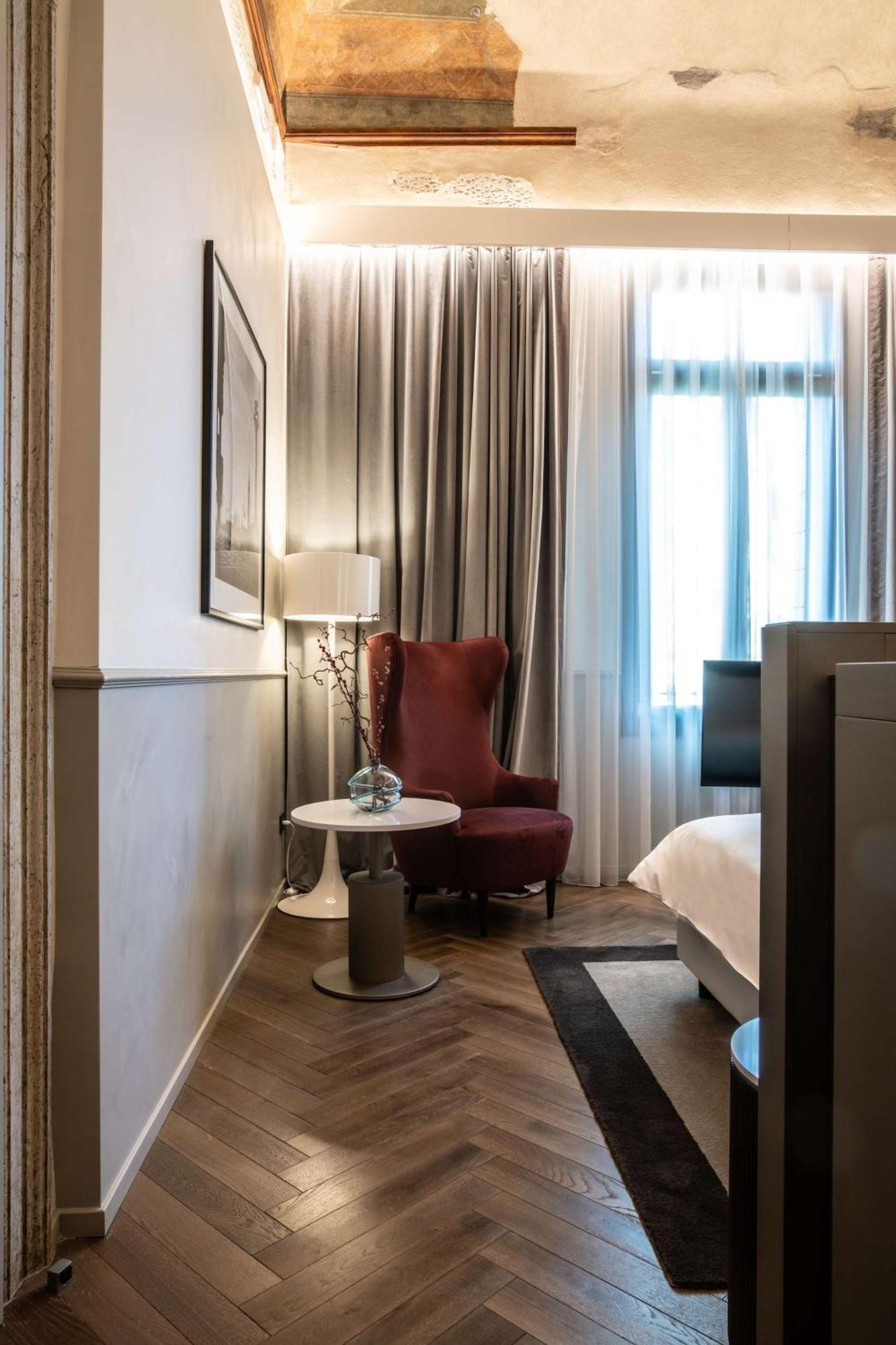Radisson Collection Hotel, Palazzo Nani Venice Luaran gambar A room at the hotel