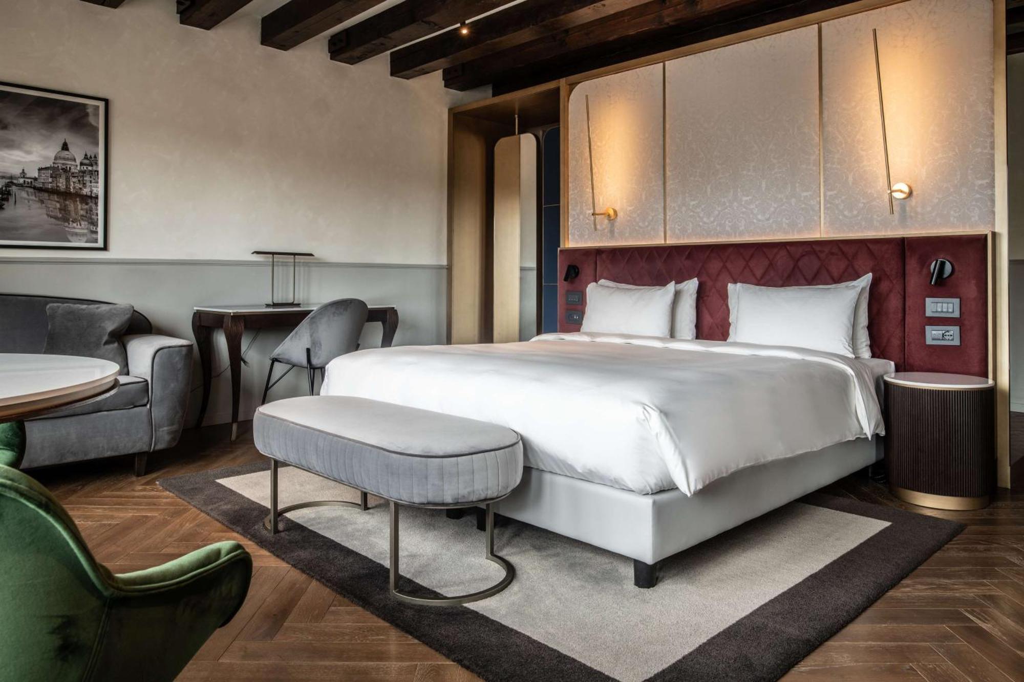 Radisson Collection Hotel, Palazzo Nani Venice Luaran gambar A bedroom at the hotel