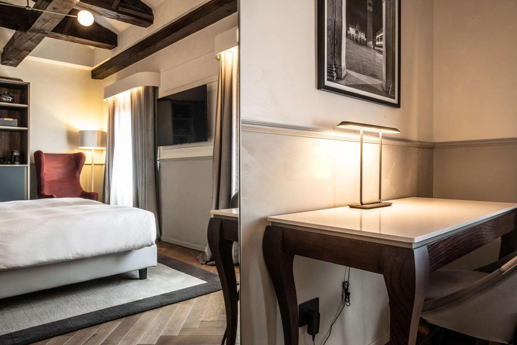 Radisson Collection Hotel, Palazzo Nani Venice Luaran gambar A room at the hotel